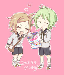  &gt;_&lt; 2boys :d ^_^ artist_name bag brown_hair candy closed_eyes commentary_request dated food green_hair hair_ornament hairclip heart houchou_toushirou lowres male_focus messenger_bag moegi_(honey_122) mouri_toushirou multiple_boys open_mouth pink_background shorts shoulder_bag smile touken_ranbu xd 