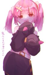  :3 belt black_eyes black_skirt bright_pupils coral_(pokemon) female hair_ornament highres looking_at_viewer mi_oxo_9m midriff oerba_yun_fang open_mouth pink_hair pokemon pokemon_(anime) pokemon_horizons simple_background skirt sleeves_past_fingers sleeves_past_wrists solo translation_request twintails white_background white_belt white_pupils x_hair_ornament 