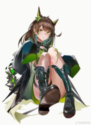  ahoge aqua_hair arknights black_boots black_jacket boots brown_hair chinese_commentary closed_mouth colored_inner_hair commentary_request expressionless female full_body green_eyes green_hair grey_background highres huge_ahoge jacket knee_boots knees_together_feet_apart looking_at_viewer medium_hair mon3tr_(arknights) multicolored_hair shoe_soles simple_background sitting sleeves_past_fingers sleeves_past_wrists solo thigh_strap you_zhiqi_de zipper 