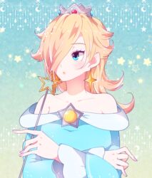  blonde_hair blue_background blue_dress blue_eyes closed_mouth collarbone commentary_request crossed_arms dress earrings female hair_over_one_eye holding holding_wand indisk_irio jewelry long_hair long_sleeves looking_to_the_side mario_(series) off-shoulder_dress off_shoulder rosalina solo star_(symbol) star_wand super_mario_galaxy upper_body wand 