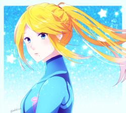  blonde_hair blue_bodysuit blue_eyes bodysuit commentary_request female floating_hair from_side indisk_irio long_hair looking_at_viewer metroid mole mole_under_mouth parted_bangs ponytail samus_aran solo turtleneck twitter_username upper_body zero_suit 