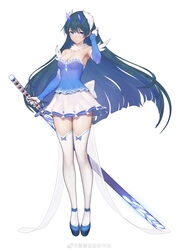  absurdres bare_shoulders black_hair blue_eyes breasts cleavage detached_collar detached_sleeves female full_body gloves gorgeous_mushroom highres horns illusion_connect long_hair looking_at_viewer medium_breasts ribbon-trimmed_legwear ribbon_trim saya_(illusion_connect) simple_background skirt solo strapless sword thighhighs tucking_hair very_long_hair weapon weibo_logo weibo_watermark white_background white_gloves white_thighhighs zettai_ryouiki 