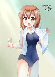  artist_logo blue_one-piece_swimsuit brown_eyes brown_hair competition_school_swimsuit cowboy_shot dated female highres inakami inokuma_youko kin-iro_mosaic looking_at_viewer oerba_yun_fang one-piece_swimsuit school_swimsuit short_hair solo standing swimsuit towel towel_around_neck v 