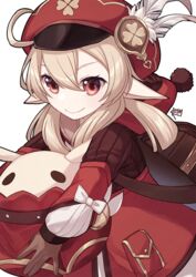  ahoge backpack bag blonde_hair closed_mouth dress feathers female full_body genshin_impact hair_between_eyes hat hat_feather highres holding holding_weapon jumpy_dumpty klee_(genshin_impact) lolicon long_hair long_sleeves looking_at_viewer low_twintails pointy_ears red_dress red_eyes red_hat rktsm smile solo twintails weapon white_background white_feathers white_legwear 