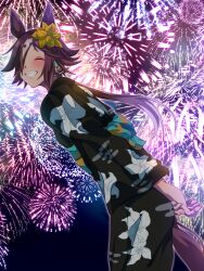  aerial_fireworks alternate_costume animal_ears arm_up arms_behind_back bag black_kimono blush breasts brown_hair cowboy_shot facing_viewer female fireworks floral_print grin hair_over_one_eye highres horse_ears horse_girl horse_tail japanese_clothes kimono long_hair long_sleeves low_ponytail multicolored_hair outdoors print_kimono small_breasts smile smoke_klll solo standing streaked_hair tail umamusume vodka_(umamusume) wide_sleeves yukata 