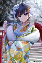  bad_id bad_twitter_id black_hair blue_eyes blue_kimono blue_nails blurry blurry_background closed_mouth commentary depth_of_field english_commentary female floral_print flower fur_trim gear_print hair_flower hair_ornament holding hololive hololive_english japanese_clothes kimono looking_at_viewer mujinbensin nail_polish ouro_kronii ouro_kronii_(new_year) outdoors patreon_username print_kimono short_hair snow solo virtual_youtuber 