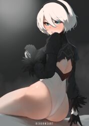  2b_(nier:automata) absurdres artist_name ass back_cutout bed black_gloves black_hairband black_leotard blue_eyes clothing_cutout female from_behind gloves hair_between_eyes hairband highres juliet_sleeves leotard long_sleeves looking_at_viewer looking_back nier:automata nier_(series) no_blindfold on_bed puffy_sleeves reborns shadow short_hair sitting solo two-tone_leotard white_hair white_leotard 