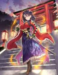  blush boots breasts brown_footwear closed_mouth cloud cloudy_sky commentary_request cross-laced_footwear detached_sleeves female fingerless_gloves fire floral_print frills full_body gloves gradient_sky green_gloves hair_over_shoulder hakama hakama_short_skirt hakama_skirt high_heel_boots high_heels highres holding holding_sword holding_weapon japanese_clothes katana knee_boots lace-up_boots lantern lips long_hair looking_at_viewer mahou_shoujo_madoka_magica mahou_shoujo_suzune_magica medium_breasts mikoto_tsubaki obi outdoors purple_hakama red_eyes sash senri_gan shadow sheath sheathed shrine simple_background skirt sky smile solo stairs standing stone_stairs sword tied_hair torii weapon wide_sleeves 