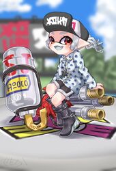  amakusa_setoka artist_name baseball_cap black_footwear black_hat black_shorts blue_sky blunt_bangs blurry blurry_background boots clothes_writing cloud cloudy_sky commentary day depth_of_field dolphin_shorts emblem female grey_shirt grey_tongue hat highres hydra_splatling_(splatoon) inkling inkling_(language) inkling_girl inkling_player_character long_sleeves looking_at_viewer oerba_yun_fang open_mouth outdoors pointy_ears print_shirt red_eyes shirt short_hair short_ponytail shorts signature sitting skin_fang sky smile solo splatoon_(series) splatoon_2 tentacle_hair 