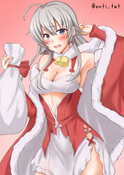  ahoge anti_(untea9) armpits blue_eyes breasts cleavage coat cosplay cowboy_shot female fur-trimmed_coat fur_trim gradient_background grey_hair highres johnston_(christmas_mode)_(kancolle) johnston_(kancolle) johnston_(kancolle)_(cosplay) kantai_collection long_hair medium_breasts one-hour_drawing_challenge red_background red_bodice red_coat sack skirt solo strapless tube_top twitter_username washington_(kancolle) white_skirt white_tube_top 