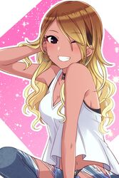  arm_behind_head bare_shoulders black_eyes blonde_hair blush breasts brown_hair camisole choker cleavage commentary dark-skinned_female dark_skin denim earrings female gradient_hair grin highres hoop_earrings idolmaster idolmaster_shiny_colors izumi_mei jewelry large_breasts long_hair looking_at_viewer multicolored_hair navel one_eye_closed outline popon_ta smile solo white_camisole white_outline 