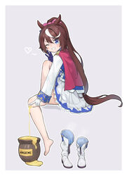  absurdres animal_ears asymmetrical_gloves barefoot blue_eyes blue_gloves boots brown_hair feet female food_on_foot from_side gloves grey_background grin hair_between_eyes hair_ribbon highres honey horse_ears horse_girl horse_tail jacket legs long_hair looking_at_viewer looking_to_the_side mismatched_gloves multicolored_hair one_eye_closed pink_ribbon pleated_skirt ponytail ribbon romaji_text simple_background skirt smile solo streaked_hair tail toenails toes tokai_teio_(umamusume) umamusume unworn_boots very_long_hair w white_footwear white_gloves white_hair white_jacket white_ph white_skirt 