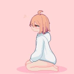  ? ahoge animated animated bare_legs barefoot blush bright_pupils closed_mouth female from_side full_body hood hood_down hoodie looping_animation no_pants orange_hair original pink_background profile red_eyes seiza short_hair simple_background sitting solo sotie white_hoodie white_pupils 