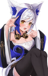  absurdres animal_ear_fluff animal_ears aomiya_yozuri black_thighhighs blue_hair blush breasts cat_ears cat_girl cat_tail cleavage commentary_request female goggles goggles_around_neck hair_between_eyes highres knees_up looking_at_viewer medium_breasts multicolored_hair oerba_yun_fang open_mouth sidelocks simple_background sitting siyara_amau skin_fang streaked_hair tail thighhighs vee_(vtuber) virtual_youtuber white_background white_hair yellow_eyes 