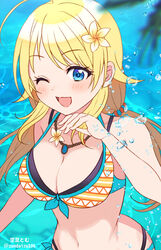  ;d ahoge artist_name bare_shoulders bikini blonde_hair blue_eyes blurry blurry_foreground blush bow breasts cleavage collarbone commentary dot_nose female flower front-tie_bikini_top front-tie_top hachimiya_meguru hair_flower hair_ornament hand_up idolmaster idolmaster_shiny_colors jewelry large_breasts long_hair looking_at_viewer low_twintails navel necklace one_eye_closed open_mouth smile solo soramame_tomu splashing swimsuit tree twintails twitter_username two-tone_bikini upper_body water 