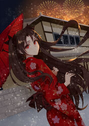  aerial_fireworks alternate_costume architecture black_hair black_ribbon commentary_request earrings east_asian_architecture fate/grand_order fate_(series) female fireworks highres holding holding_umbrella hoop_earrings ishtar_(fate) japanese_clothes jewelry kimono long_hair night obi ocarino oil-paper_umbrella outdoors parted_bangs partial_commentary red_eyes red_kimono red_umbrella revision ribbon sash smile snowing solo two_side_up umbrella very_long_hair 