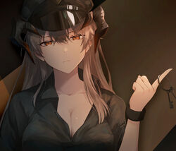  arknights black_background black_hat black_shirt black_wristband breasts brown_background cleavage collarbone commentary dragon_horns female grey_hair hair_between_eyes hat highres holding holding_key horns key keyring kiyakyuu large_breasts long_hair looking_at_viewer official_alternate_costume orange_eyes saria_(arknights) saria_(the_law)_(arknights) shirt short_sleeves simple_background solo straight-on two-tone_background 