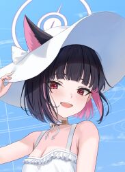  animal_ears bare_shoulders black_hair blue_archive blush bow bowtie breasts cat_ears choker cleavage colored_inner_hair commentary_request day dress extra_ears female halo hand_on_headwear hand_up hat highres kazusa_(blue_archive) looking_at_viewer multicolored_hair open_mouth outdoors pink_hair pink_halo rama_(yu-light8) red_eyes short_hair sky sleeveless sleeveless_dress smile solo three_quarter_view two-tone_hair upper_body white_bow white_dress white_hat yellow_choker 