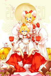  1boy 2020 animal animal_ears animal_on_lap arm_up bamboo bare_shoulders blonde_hair blue_eyes bow brother_and_sister chinese_zodiac coin commentary eating feline female food food_on_head fruit fruit_on_head full_body geta green_background hair_ornament hairbow hairclip hakama hakama_skirt happy_new_year highres japanese_clothes kagamine_len kagamine_rin kemonomimi_mode kimono knee_cutout kouhaku_nawa lace-trimmed_sleeves lace_trim long_sleeves looking_up mandarin_orange midriff_peek mouse_(animal) mouse_ears navel new_year object_on_head oerba_yun_fang off_shoulder on_lap open_mouth oyamada_gamata red_bow red_hakama rope shimenawa short_hair siblings sitting skirt sleeves_past_wrists standing twins vocaloid white_cat white_kimono wide_sleeves year_of_the_rat 