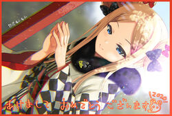  2020 abigail_williams_(fate) akeome backlighting black_bow blonde_hair blue_eyes blush bow checkered_clothes checkered_kimono closed_mouth commentary_request double_bun fate/grand_order fate_(series) female forehead fur_collar hair_bun happy_new_year japanese_clothes kimono kumao_mofumofu long_hair long_sleeves multiple_bows new_year obi orange_bow own_hands_together parted_bangs partial_commentary polka_dot polka_dot_bow sash smile solo white_kimono wide_sleeves 