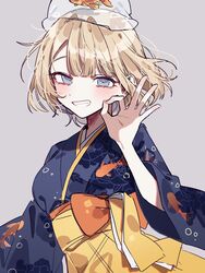  3j_dangan animal_on_head animal_print bag bagged_fish blonde_hair blue_eyes blue_kimono bow breasts female fish fish_on_head fish_print grey_background grin hair_ornament hakama hand_up highres hololive hololive_english japanese_clothes kimono large_breasts long_sleeves looking_at_viewer messy_hair ok_sign on_head orange_bow short_hair simple_background smile solo teeth virtual_youtuber watson_amelia watson_amelia_(new_year) wide_sleeves 