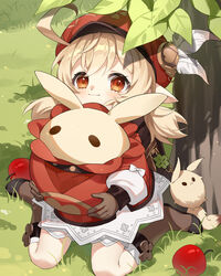  absurdres ahoge apple backpack bag bag_charm bloomers boots brown_footwear brown_gloves cabbie_hat charm_(object) chinese_commentary clover_print coat commentary dodoco_(genshin_impact) female food from_above fruit genshin_impact gloves grass hair_between_eyes hat hat_feather hat_ornament highres hugging_doll hugging_object jumpy_dumpty klee_(genshin_impact) knee_boots kneehighs leaf light_brown_hair long_hair looking_at_viewer looking_up low_twintails orange_eyes pointy_ears randoseru red_coat red_hat shao_(shaorouhong) sidelocks sitting smile socks solo tree twintails underwear wariza 