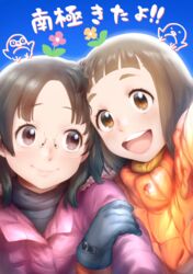  2girls :d arm_hug bird black_gloves black_hair blue_background brown_eyes brown_hair closed_mouth coat commentary_request flower flower_on_head glasses gloves heads_together looking_at_another multiple_girls murakami_hisashi open_mouth orange_coat penguin pink_coat rimless_eyewear smile sora_yori_mo_tooi_basho takahashi_megumi tamaki_mari translation_request upper_body 