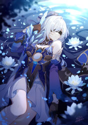  artist_name bare_shoulders black_blindfold black_gloves blindfold blue_dress blue_sleeves breasts cleavage closed_mouth commentary_request crystal_sword detached_sleeves dress epiphyllum feet_out_of_frame female flower flower_on_liquid gloves gou_lianlian_dogface highres holding holding_sword holding_weapon honkai:_star_rail honkai_(series) jingliu_(honkai:_star_rail) long_hair lying night on_back partially_submerged signature skirt sword water weapon white_flower white_hair white_skirt 