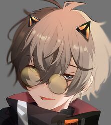  1boy absurdres alban_knox alban_knox_(1st_costume) brown_hair commentary earrings english_commentary glasses green_eyes grey_background grey_eyes heterochromia highres jewelry karrot looking_at_viewer male_focus nijisanji nijisanji_en virtual_youtuber 