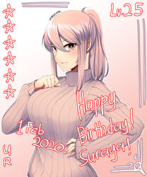  absurdres blush breasts bright_pupils character_name closed_mouth commentary english_commentary female fingernails gradient_background grey_sweater hair_between_eyes hand_on_own_chest hand_up highres large_breasts long_hair long_sleeves looking_at_viewer original pink_background pink_hair ponytail red_eyes ribbed_sweater signature smile solo standing suraya_(z666ful) sweater upper_body z666ful 