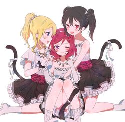  299_(horisso) 3girls :d animal_print ayase_eli between_legs bibi_(love_live!) black_hair blonde_hair blue_eyes blush boots bow cat_tail commentary_request cutie_panther elbow_gloves fingerless_gloves frilled_gloves frills girl_sandwich gloves jewelry kneeling knees_together_feet_apart leopard_print love_live! love_live!_school_idol_project multiple_girls necklace nishikino_maki one_eye_closed open_mouth petticoat purple_eyes red_eyes red_hair sandwiched sash short_sleeves simple_background sitting skirt sleeveless smile strapless tail tail_between_legs tail_bow tail_ornament twintails v-shaped_eyebrows white_background yazawa_nico 