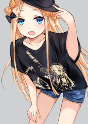  :d abigail_williams_(fate) arm_up asle bad_id bad_pixiv_id black_bow black_hat black_shirt blonde_hair blue_eyes blue_shorts blush bow chinese_commentary chinese_text collarbone commentary_request denim denim_shorts fate/grand_order fate_(series) female forehead grey_background hairbow hand_on_headwear hat leaning_forward long_hair looking_at_viewer open_mouth orange_bow parted_bangs partial_commentary polka_dot polka_dot_bow print_shirt shirt short_shorts short_sleeves shorts simple_background smile solo translated very_long_hair 