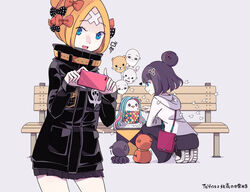  2girls abigail_williams_(fate) abigail_williams_(traveling_outfit)_(fate) amabie bag balloon bandaid bandaid_on_face bandaid_on_forehead belt bench black_bow black_footwear black_jacket blonde_hair blue_eyes bow breasts cellphone closed_mouth crossed_bandaids fate/grand_order fate_(series) forehead grey_background grey_pants hair_bun hair_ornament hairbow hairpin high_collar hood hooded_sweater jacket katsushika_hokusai_(fate) katsushika_hokusai_(traveling_outfit)_(fate) legs long_hair long_sleeves medium_breasts multiple_girls multiple_hair_bows octopus official_alternate_costume orange_belt orange_bow pants parted_bangs pen phone polka_dot polka_dot_bow purple_hair short_hair shoulder_bag simple_background single_hair_bun sketchbook sleeves_past_fingers sleeves_past_wrists small_breasts smile squatting stuffed_animal stuffed_toy sweater teddy_bear tokitarou_(fate) white_sweater zka 