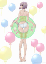  ass balloon barefoot bikini closed_mouth commentary_request female from_behind full_body green_eyes green_innertube heel_up highres holding holding_swim_ring inaba_makoto koushinchou_no_kouhai_to_teishinchou_no_senpai_ga_renai_ni_hatten_suru_made looking_at_viewer looking_back purple_hair short_hair side-tie_bikini_bottom smile solo standing swim_ring swimsuit tall_female white_background white_bikini 