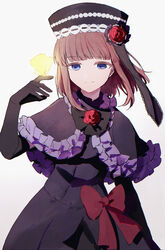  bakara_(19083210) black_bow black_bowtie black_capelet black_dress black_gloves black_hat blue_eyes blunt_bangs bow bowtie brown_hair capelet closed_mouth dress elbow_gloves eva_beatrice female floating_hair flower frilled_capelet frills gloves gothic_lolita hat hat_flower highres lolita_fashion long_hair looking_at_viewer red_bow red_flower rose simple_background smile solo standing umineko_no_naku_koro_ni white_background 