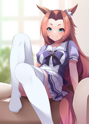  &gt;:) animal_ears blue_eyes blurry blurry_background bow breasts brown_hair closed_mouth commentary_request depth_of_field feet_out_of_frame female forehead frilled_skirt frills highres horse_ears horse_girl horse_tail indoors kawakami_princess_(umamusume) knee_up long_hair medium_breasts mofu_namako no_shoes parted_bangs pleated_skirt puffy_short_sleeves puffy_sleeves purple_bow purple_shirt school_uniform shirt short_sleeves skirt smile solo tail thighhighs tracen_school_uniform umamusume v-shaped_eyebrows very_long_hair white_skirt white_thighhighs 