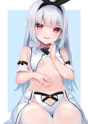  absurdres bare_shoulders black_hairband black_ribbon blue_background breasts clothing_cutout commentary_request female grey_hair groin hair_ribbon hairband hashiko_nowoto heart_cutout highres long_hair looking_at_viewer navel nei_(hashiko_nowoto) original parted_lips pink_eyes red_eyes ribbon sidelocks sitting small_breasts smile solo spread_navel teeth thighhighs two-tone_background upper_teeth_only very_long_hair white_background white_hair white_thighhighs 