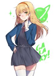  blonde_hair blue_jacket blunt_bangs blush bow closed_mouth collared_shirt cowboy_shot dress female floating_hair green_eyes grey_dress hairband hairbow hand_on_own_hip hand_up heanna_sumire index_finger_raised jacket looking_at_viewer love_live! love_live!_superstar!! neck_ribbon one_eye_closed open_clothes open_jacket pinafore_dress red_ribbon ribbon school_uniform shirt short_dress skindentation sleeveless sleeveless_dress smile solo terupancake thighhighs twitter_username white_bow white_shirt white_thighhighs yuigaoka_school_uniform zettai_ryouiki 