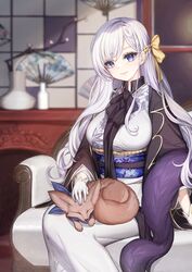  azur_lane belfast_(azur_lane) belfast_(folded_fascination)_(azur_lane) blue_sash bow breasts brown_ribbon chair feather_boa female fennec_fox floral_print folding_fan fox gloves hair_behind_ear hair_ribbon hand_fan highres indoors japanese_clothes kimono large_breasts light_purple_hair long_hair looking_at_viewer official_alternate_costume purple_eyes ribbon sash sitting solo white_gloves white_kimono yellow_bow yoruri 