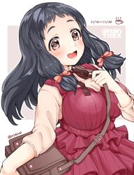  bag black_hair blush border bow breasts brown_eyes brown_ribbon brown_shirt choko_omochi cleavage coffee collarbone cup dated dot_nose dress female hair_ribbon hairbow hand_up highres holding_strap idolmaster idolmaster_cinderella_girls idolmaster_cinderella_girls_starlight_stage large_breasts layered_dress long_hair long_sleeves looking_at_viewer neck_ribbon ohnuma_kurumi open_mouth outside_border pink_background pink_ribbon red_dress ribbon shirt shoulder_bag sleeveless sleeveless_dress smile solo teacup twintails twitter_username wavy_mouth white_border 