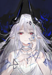  alternate_costume arknights bare_shoulders blue_background blue_nails choker commentary english_commentary female hands_up highres horns long_hair looking_at_viewer mudrock_(arknights) nail_polish off-shoulder_shirt off_shoulder pointy_ears qianzhu red_eyes shirt smile solo upper_body white_choker white_hair white_shirt 