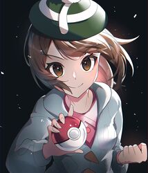  aru_(citrine_drplt) bad_id bad_twitter_id brown_eyes brown_hair buttons cable_knit cardigan closed_mouth collared_dress commentary dress female gloria_(pokemon) green_hat grey_cardigan hat highres holding holding_poke_ball hooded_cardigan long_hair looking_at_viewer pink_dress poke_ball poke_ball_(basic) pokemon pokemon_swsh smile solo tam_o&#039;_shanter upper_body 