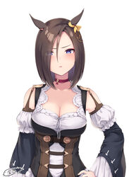  air_groove_(umamusume) animal_ears blue_eyes blush bob_cut breasts brown_hair choker cleavage commentary_request cosplay detached_sleeves ear_ornament eishin_flash_(umamusume) eishin_flash_(umamusume)_(cosplay) eyes_visible_through_hair female hair_over_one_eye hand_on_own_hip highres horse_ears horse_girl kin&#039;iro_dojo long_sleeves looking_at_viewer medium_breasts medium_hair parted_lips revision shoulder_strap signature simple_background solo umamusume upper_body white_background 