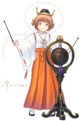  blush brown_hair commentary_request female full_body geta gong hakama hakama_skirt japanese_clothes kimono long_sleeves machinery miko orange_hakama orange_skirt original pleated_skirt red_eyes red_ribbon ribbon ribbon-trimmed_sleeves ribbon_trim sabamu sandals short_hair simple_background skirt smile solo standing tabi wand white_background white_kimono white_legwear wings 