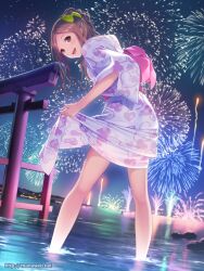  :d banned_artist bow brown_eyes brown_hair clothes_lift fireworks hairbow ilog japanese_clothes kimono kimono_lift looking_at_viewer mana_kakkowarai nagata_ikue open_mouth ryoubu_torii smile solo torii wading water watermark web_address yukata_lift 