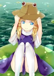  bad_id bad_pixiv_id blonde_hair blue_eyes female hanarito hands_on_headwear hat lily_pad moriya_suwako photoshop_(medium) pyonta smile solo thighhighs touhou water white_thighhighs 