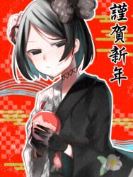  absurdres araragi_koyomi black_bow black_eyes black_gloves black_hairband black_kimono bob_cut bow character_doll choker closed_mouth commentary empty_eyes female floral_print flower gloves hair_flower hair_ornament hairband hairbow heart heart_choker highres japanese_clothes kimono looking_at_viewer loose_hair_strand monogatari_(series) narrowed_eyes new_year oshino_ougi parted_bangs red_background smile solo t33h8703 translated upper_body 