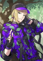  1boy backpack bad_link bag baseball_cap belt black_gloves blonde_hair buttons chorefuji closed_mouth commentary_request day fingerless_gloves gloves green_eyes hair_tie hat index_finger_raised looking_at_viewer male_focus outdoors rook_hunt smile solo tied_hair tree twisted_wonderland 