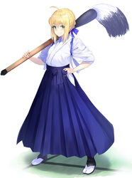  absurdres ahoge alternate_costume artoria_pendragon_(fate) blonde_hair blue_hakama blue_ribbon braid closed_mouth commentary_request fate/stay_night fate_(series) female full_body green_eyes hair_ribbon hakama hakama_skirt hand_on_own_hip highres holding japanese_clothes kimono looking_at_viewer m.tokotsu oversized_object paintbrush ribbon saber_(fate) shinai short_hair skirt smile socks solo standing sword tabi weapon white_socks 