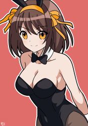  animal_ears arms_behind_back bare_shoulders black_bow black_bowtie black_leotard bow bowtie breasts brown_eyes brown_hair brown_pantyhose cleavage closed_mouth collarbone detached_collar female hairband highres leotard medium_breasts official_alternate_costume orange_hairband pantyhose playboy_bunny rabbit_ears red_background simple_background smile solo suzumiya_haruhi suzumiya_haruhi_no_yuuutsu upper_body yuiyu_ki 